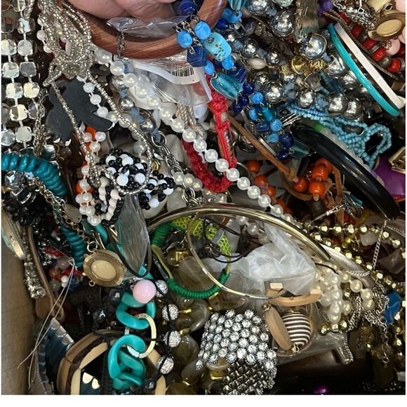 ⚜️ 1 LB Glam Vintage Jewelry Lot |Gold & Silver, Pearls, Rhinestones, Sparkle⚜️ - Picture 5 of 12